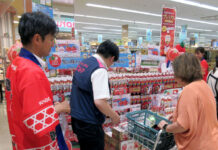 カゴメ名古屋支店 プレミアムトマトジュースを「ヨシヅヤ津島本店」店頭でPR 店頭試飲でプレミアム感を訴求