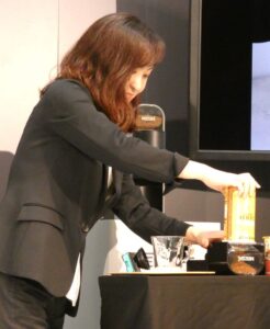 「コーヒータンク」に「ネスカフェ ゴールドブレンド」をエコ＆システムパックで補充するネスレ日本の栗山真由子氏
