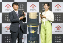 オリーブ油のように使える 洋食にあう、新しいごま油 かどや製油「イゾレッタ」 発表会で北川淳一社長㊧と杏さん