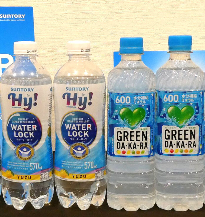 世界に水平展開の一例。日本の「GREEN DA・KA・RA」（右）の知見を取り入れて開発された「SUNTORY Hy! WATER LOCK」（左）