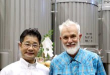三和酒類「ぶどう酒仕込み祭」 高品質ぶどうの収穫期待 三和酒類の西和紀社長と世界的ブドウ剪定コンサルタントのマルコ・シモニット氏