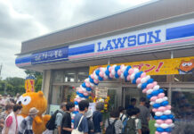 ローソン オールドニュータウン再生へ 首都圏初「ハッピーローソンタウン」 開店と同時に入店する地域住民ら