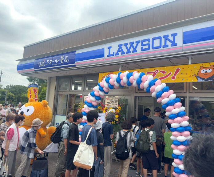 開店と同時に入店する地域住民ら