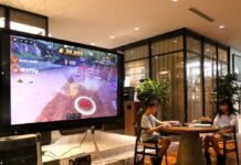 UCC、世界唯一のコーヒーROBLOXコンテンツで若年層との接点急拡大の可能性 楽しみながら栽培・収穫・加工・焙煎・販売を疑似体験 デモンストレーションで「BECOME A COFFEE FARMER」に興じる、こうきくん(左)とかやちゃん(右)