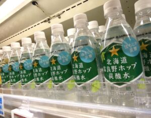 売場に並ぶポッカサッポロフード＆ビバレッジの「北海道富良野ホップ炭酸水」