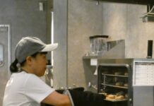タリーズコーヒー初のインストアベーカリー導入店 今できる最高の上質体験へ朝昼晩に「詰め込めるだけ詰め込んだ」と内山社長 店内で冷凍生地をオーブンに入れる様子