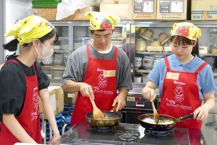 好みの野菜を組み合わせ、キーマカレーの調理に挑戦