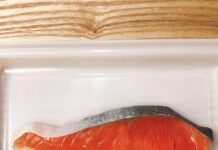 くる病や骨軟化などのリスク要因となるビタミンD欠乏 魚を週2回以上食べて買い物程度の外出を推奨する「ビタミンD貯金」提唱 大塚製薬栄養素カレッジで ビタミンDを多く含むサケ
