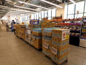 サミットストアららテラスHARUMI FLAG店で「ちょ備蓄」POPが掲示される売場