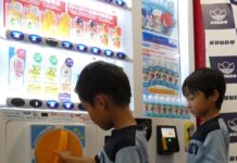 キリン自販機で飲料業界初ガチャガチャ体験 1本購入してハンドル回すと子ども健康飲料1本もらえる 親子にワクワク感や楽しさ 専用ハンドルを回してガチャガチャ体験する幼児