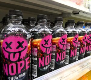 売場に並ぶサントリーベバレッジ＆フードの「ギルティ炭酸 NOPE（ノープ）」
