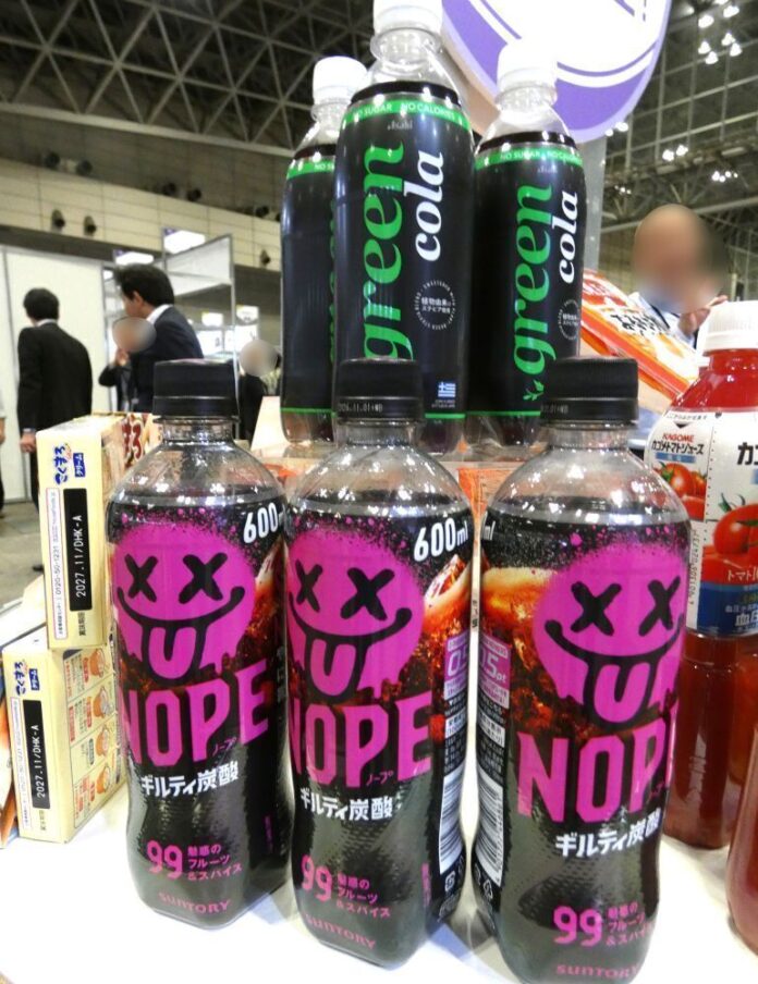サントリービバレッジ＆フード「ギルティ炭酸 NOPE（ノープ）」（下）とアサヒ飲料「green cola（グリーンコーラ）」（上）