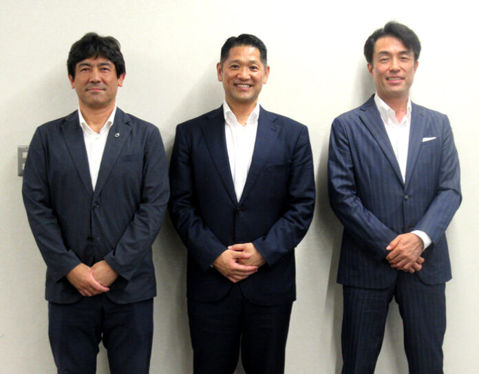 総展望の後に３氏の集合写真（左から三好勝寛氏、新谷昭人氏、鶴田秀朗氏）