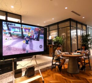 コーヒーを飲みながらチャットできるアクションも設けコミュニケーションを取りながら楽しめるのも特徴