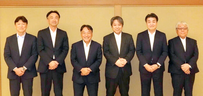 左から戸塚勝博・日清製粉グループ本社総務本部長、河田篤治・トオカツフーズ社長、岩崎恭彦・日清製粉ウェルナ社長、永木裕・日清製粉グループ本社社長、横山敏明・日清製粉社長、新井秀夫・オリエンタル酵母工業社長