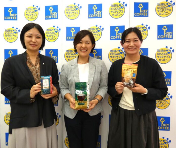 新商品をアピールする阿部祐美子マーケティング本部R&Dグループリーダー（中央）、小笹明子マーケティング本部R＆Dグループ設計第一チームリーダー（左）、有永直子マーケティング本部R＆Dグループ設計第二チームリーダー