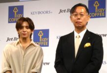 キーコーヒー、 広告宣伝を強化 CMに山田涼介さん起用 最短10秒でレギュラーコーヒーの抽出を可能とする「JET BREW」描く キーコーヒーの柴田裕社長(右)と山田涼介さん