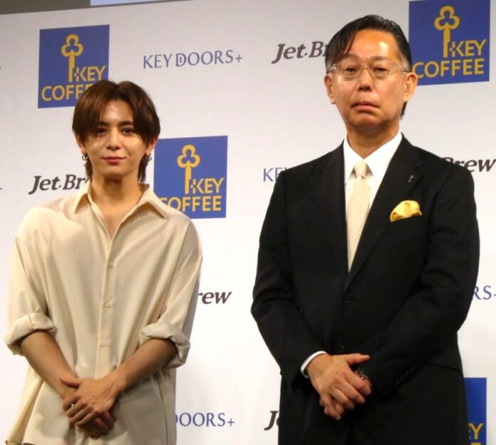 キーコーヒーの柴田裕社長（右）と山田涼介さん