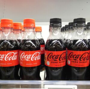 売場に並ぶコカ･コーラシステムの「コカ･コーラ」ブランド