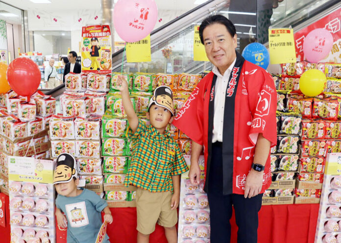 対面販売を行う豊留昭浩社長