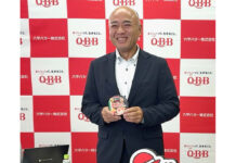 六甲バター QBB主力品が伸長 ベビーチーズ核に下期攻勢 新製品をアピールする斎藤保典取締役専務執行役員営業本部長兼マーケティング本部管掌