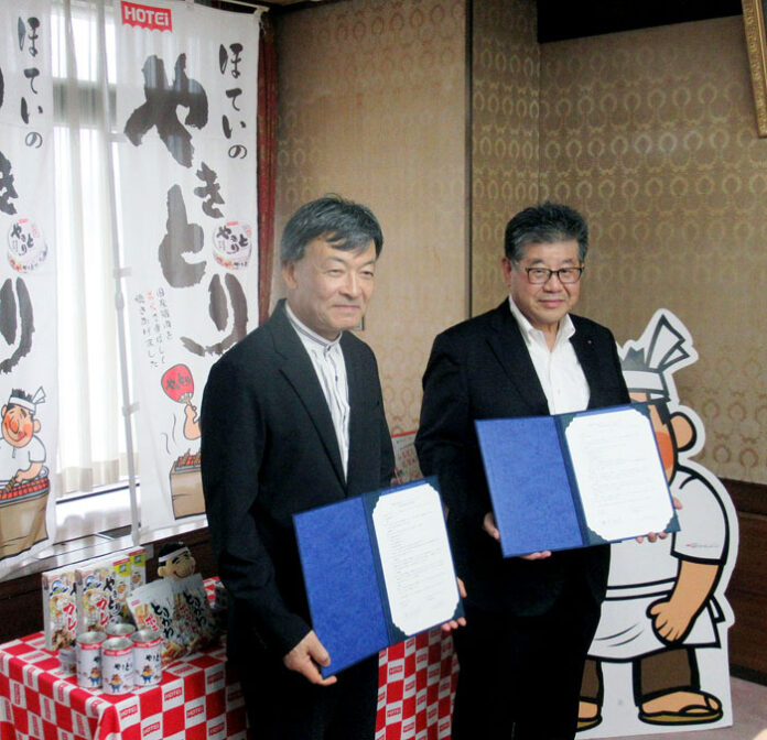静岡市の難波喬司市長㊧とホテイフーズの山本達也社長
