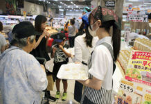 ナカモ 新発売の「ごちそうドレッシング」 共同開発の大学生が試食販売 新商品をPRする大学生