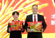 冷凍「オレアイダ」 食感重視の“衣系ポテト” 新商品「サクサククランチ」 花澤和巳氏㊧とアンデルソン・カルネイロ社長