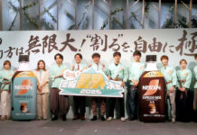 「ネスカフェ エスプレッソベース」 インフルエンサー起用「最強!濃縮割り師決戦2026」で幅広いファン獲得 ネスレ日本の常盤馨氏(左から3番目)と投票で上位7組のインフルエンサー