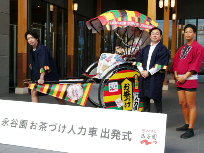人力車を引く野田クリスタルさん㊧、永谷嘉孝本部長（中央㊨）