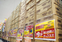 酒税改正迫る 駆込み需要迎え撃つイオン、発泡酒など在庫2倍に 売場にはケースがずらり(16日、イオンスタイル品川シーサイドで)