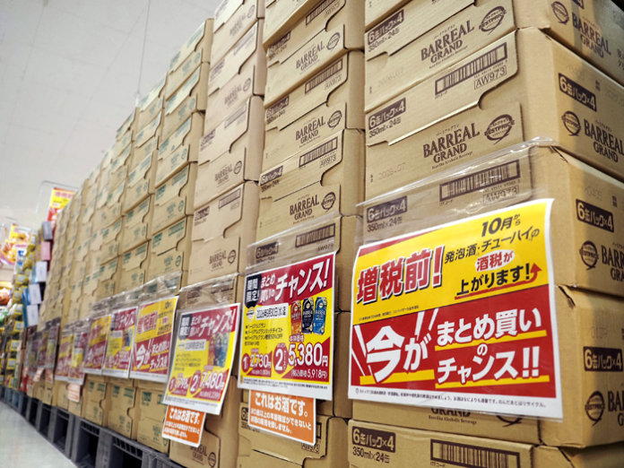 売場にはケースがずらり（16日、イオンスタイル品川シーサイドで）