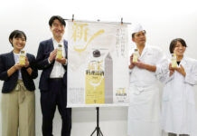 酒の不要成分を有効活用「プレミアム純米料理清酒」 月桂冠 (左から)商品企画課本村郁美氏、大倉泰治副社長、「鈴なり」村田明彦氏、製品開発課大石麻水氏