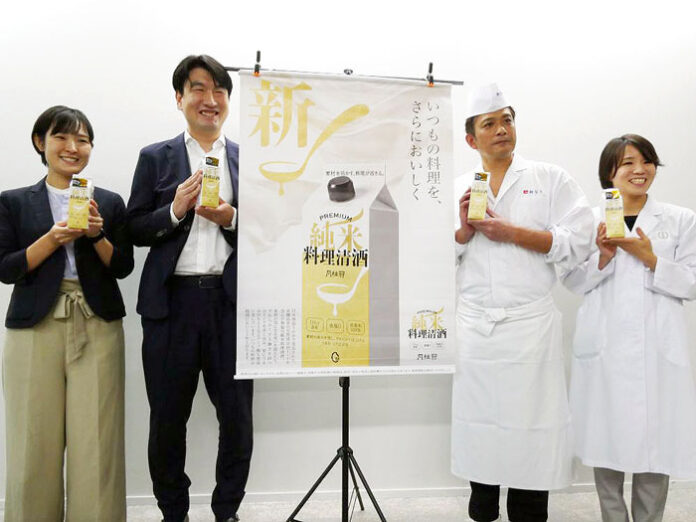 （左から）商品企画課本村郁美氏、大倉泰治副社長、「鈴なり」村田明彦氏、製品開発課大石麻水氏