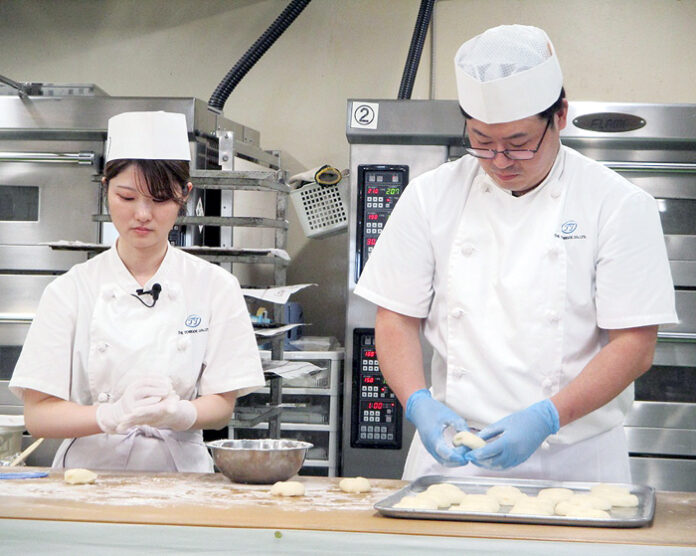 パンの製造を実演