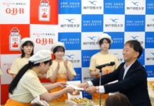 六甲バター 今年のマラソンレシピ披露 ランナーを栄養面で支援 優秀賞に輝いた学生達を表彰する塚本浩康社長
