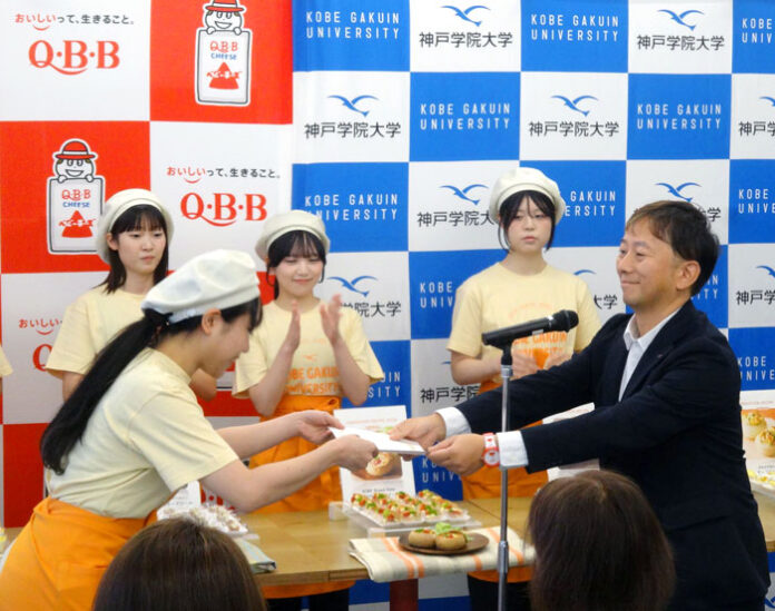 優秀賞に輝いた学生達を表彰する塚本浩康社長