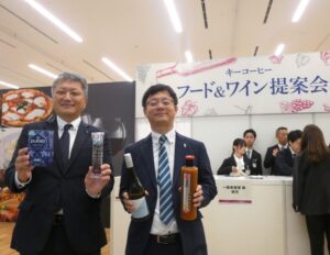左から柳雅人事業本部長、児玉道春事業本部事業推進部チームリーダー