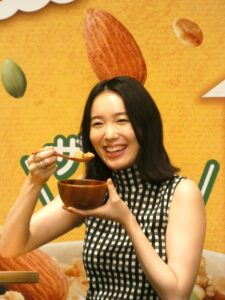 実食する飯豊まりえさん