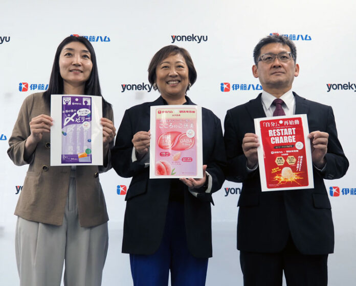 新商品のグミをアピールする中嶋祐子常務㊥。8月28日の会見で
