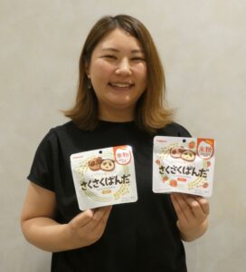 「ミルク」（47g）「いちご」（同）のパウチタイプ2品を持つ大須賀さん