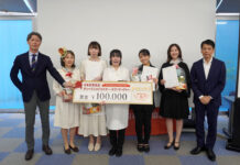 日本紅茶協会 ティーインストラクター日本一 自由な発想力・伝達力など競う 発表者5名(中央がグランプリの加藤さん)と竹田一也氏(左)、平野孝氏(右)
