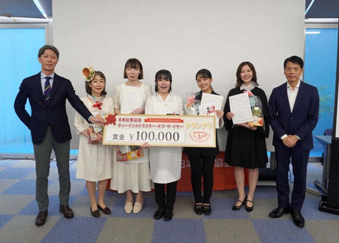 発表者5名（中央がグランプリの加藤さん）と竹田一也氏（左）、平野孝氏（右）
