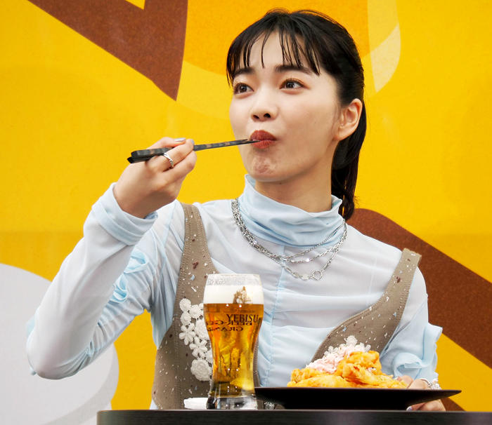 決勝の一皿をヱビスとともに堪能する見上愛さん