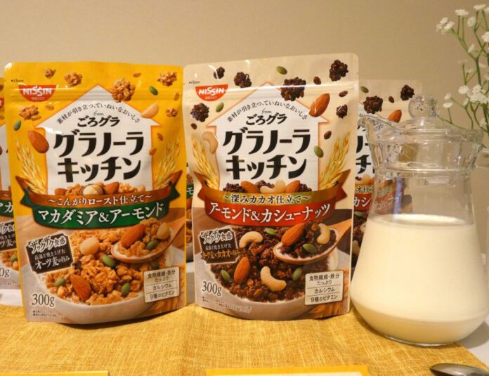 左から「グラノーラキッチン from ごろグラ」の「こんがりロースト仕立て マカダミア&アーモンド」と「深みカカオ仕立て アーモンド&カシューナッツ」