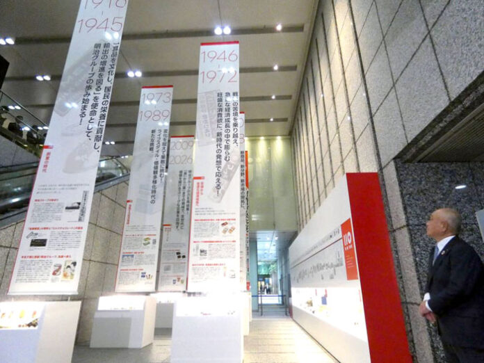 本社ビル1階のエントランスホールに歴代商品や資料などを展示。オープニングセレモニーに臨む松田克也社長CEO