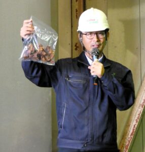 油で揚げたときの色の品種間差異として、油で揚げた生食用の馬鈴薯を示す五十嵐俊哉馬鈴薯事業本部馬鈴薯研究所所長。ポテトチップス用と異なり黒ずんでいる。」