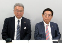 IZUMIYA サン・マークをグループ化 首都圏の業務用卸売事業拡大 社長に昇格する芳賀忠勝氏と鈴木雅治会長(HD社長)