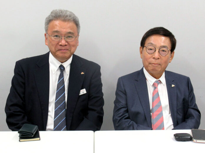 社長に昇格する芳賀忠勝氏と鈴木雅治会長（HD社長）