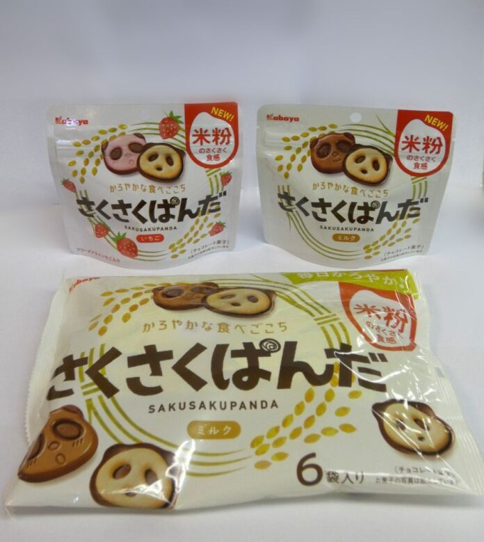 新「さくさくぱんだ」のラインアップは、「ミルク」（47g）「いちご」（同）のパウチタイプ2品と「ミルク」の小袋を6袋詰めあせたシェアパックの「しあわせパック」の計3品。